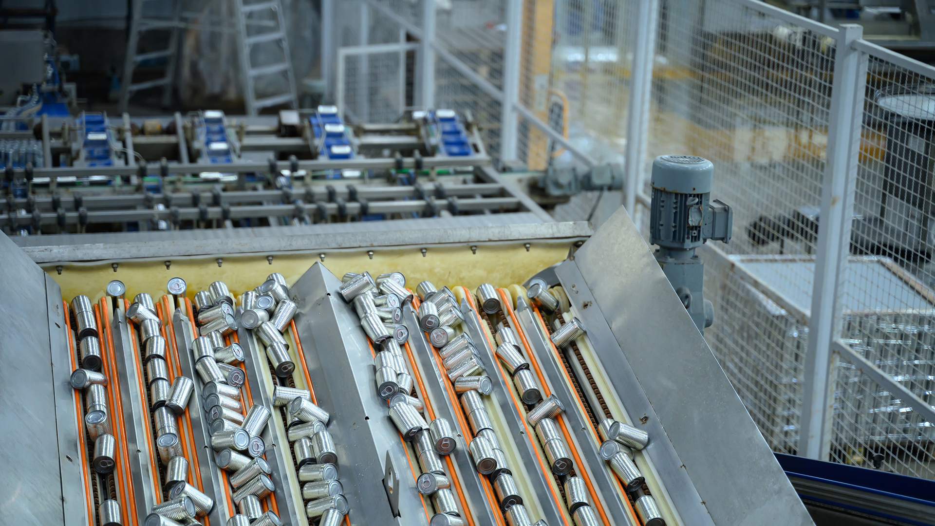 A packaging line monitored using Predictive Maintenance in the Food & Beverage industry